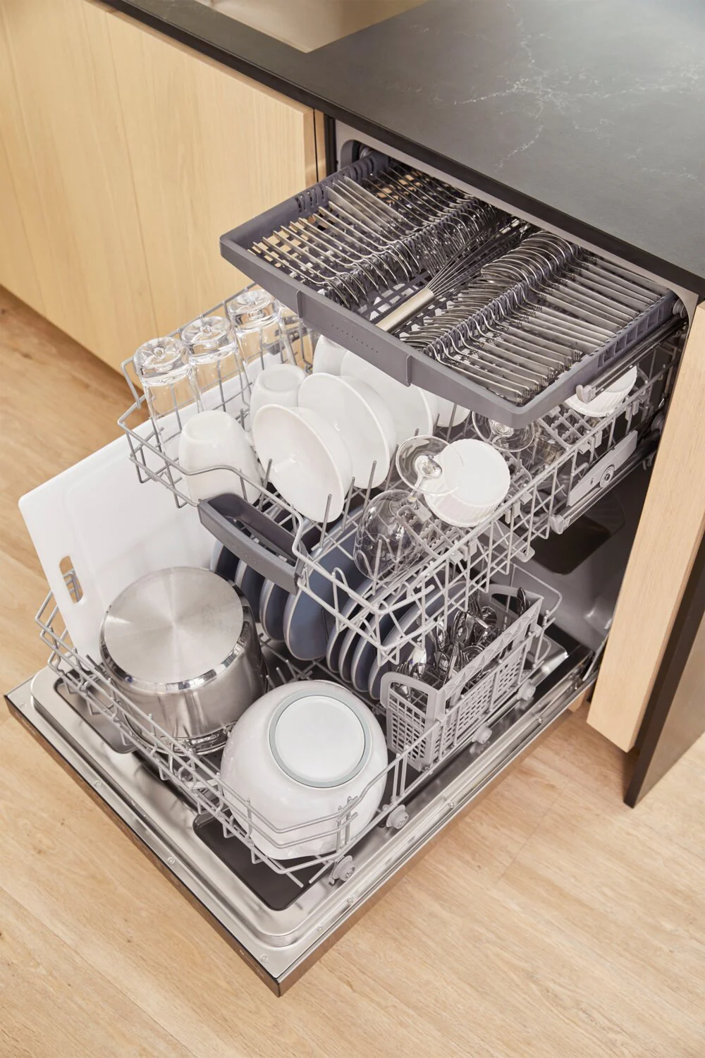 Bosch 100 Series Premium Smart Dishwasher with Third Rack - SHX5AEM5N - Image 6