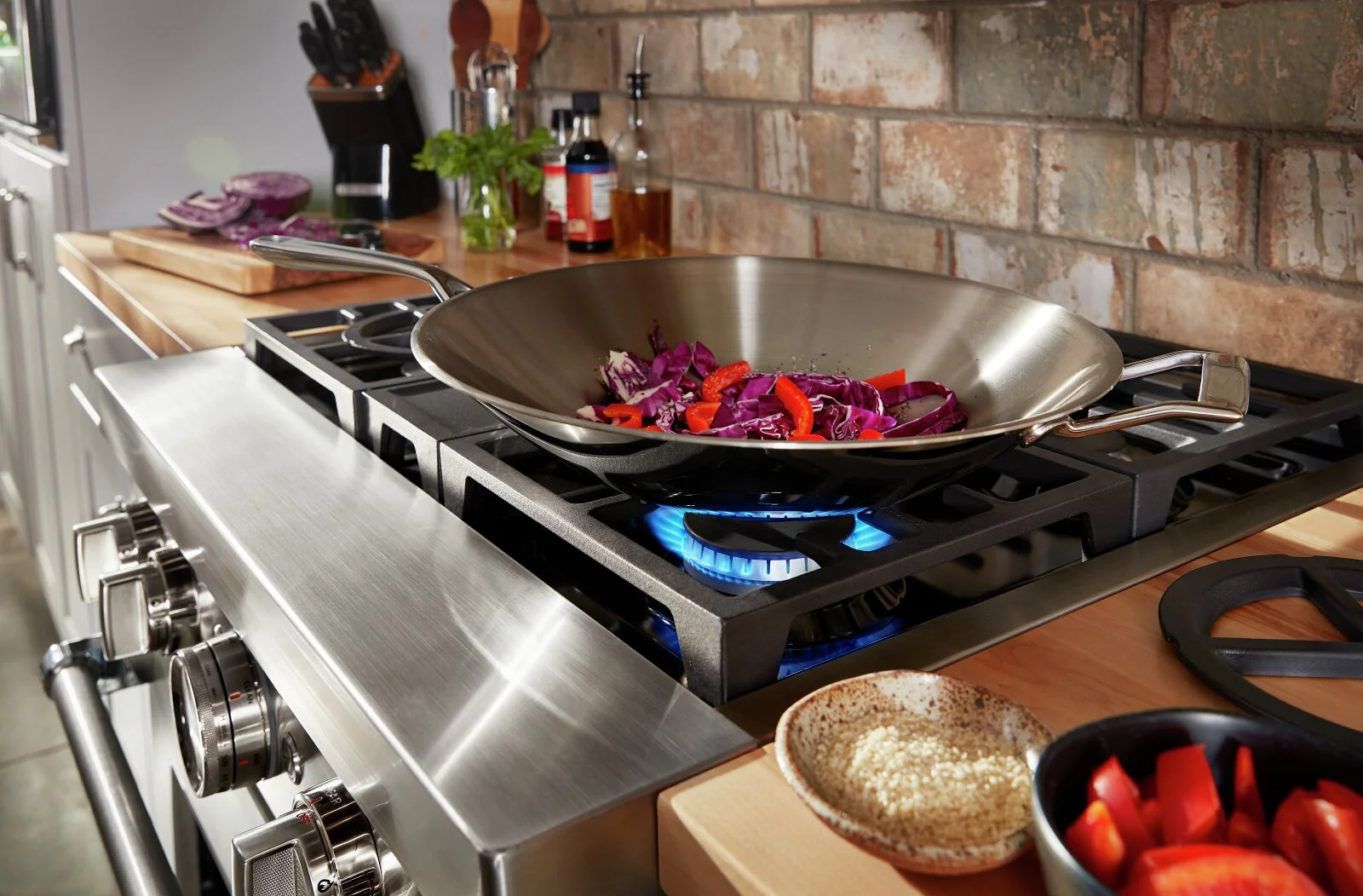 KitchenAid 30'' Smart Commercial-Style Dual Fuel Range - KFDC500JMH - Image 3
