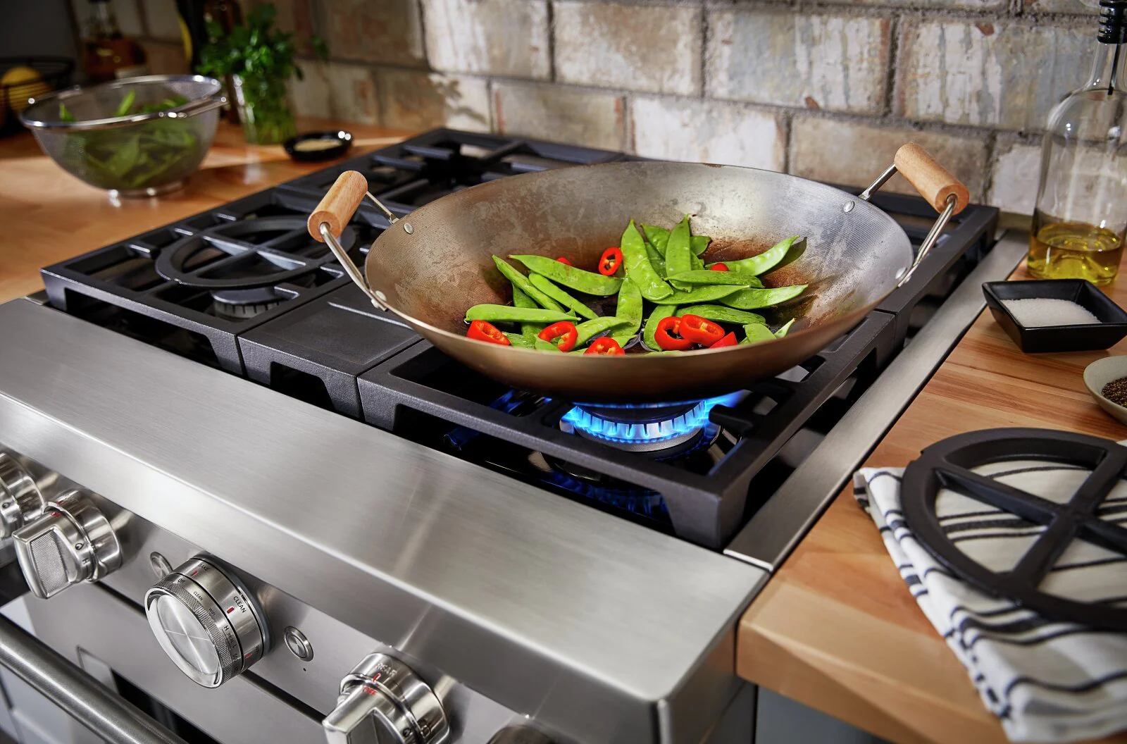 KitchenAid 30'' Smart Commercial-Style Dual Fuel Range - KFDC500JSS - Image 4
