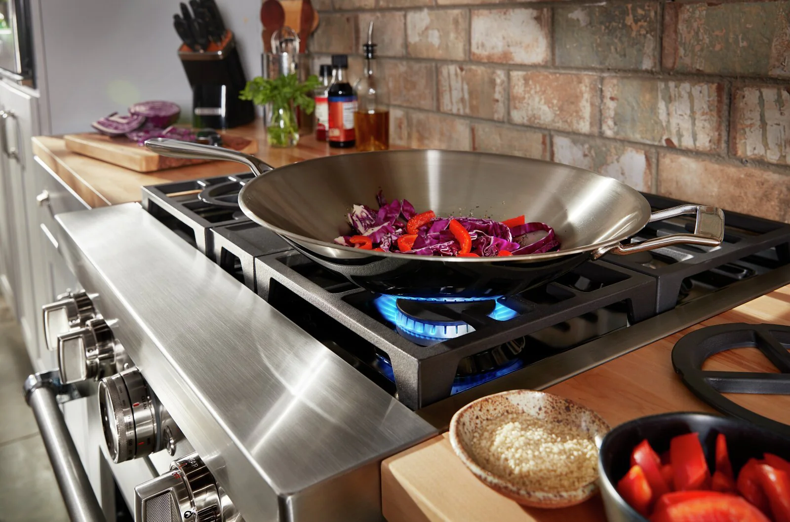 KitchenAid 30'' Smart Commercial-Style Gas Range - KFGC500JIB - Image 4